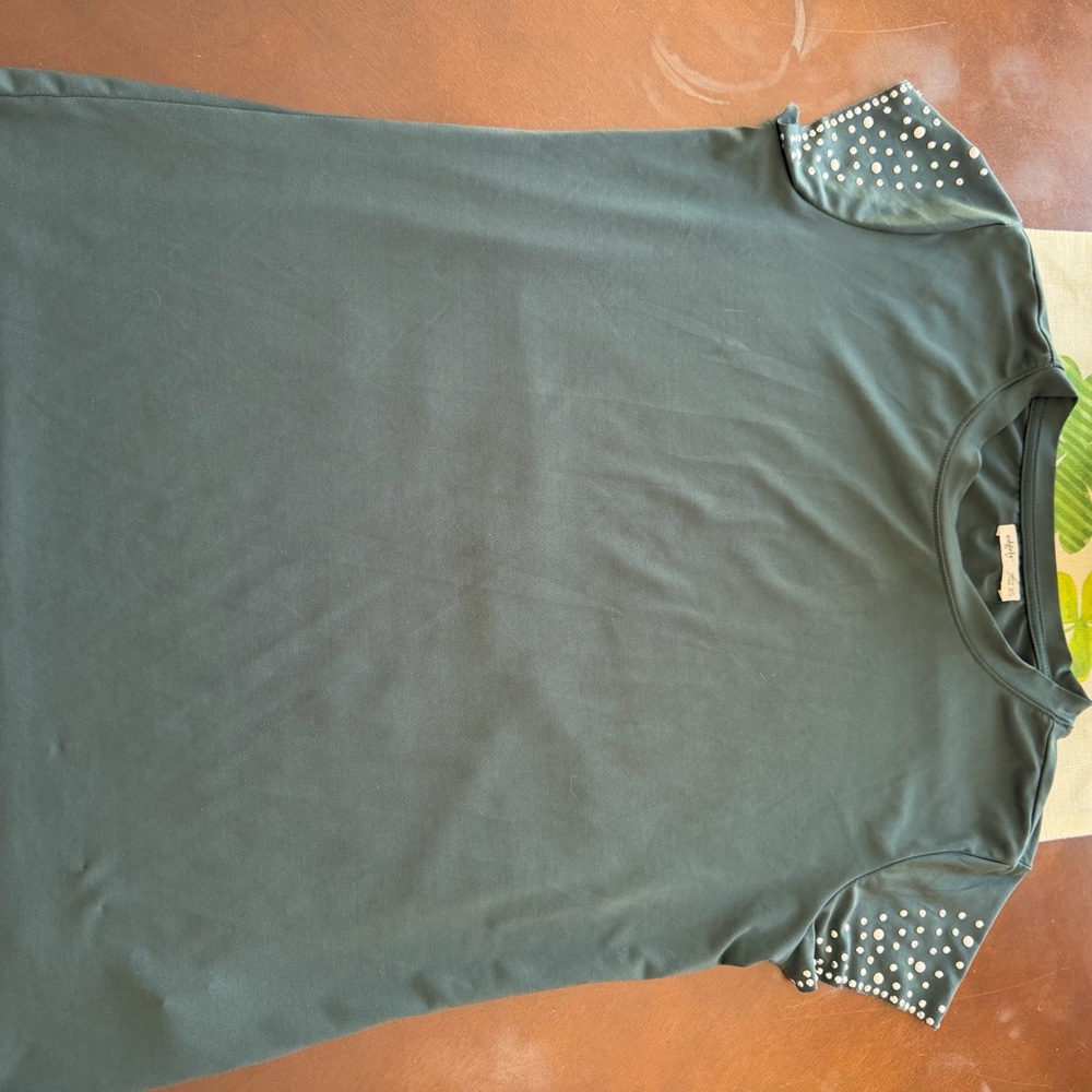 Chic Green Short Sleeve Tee with Polka Dot Details